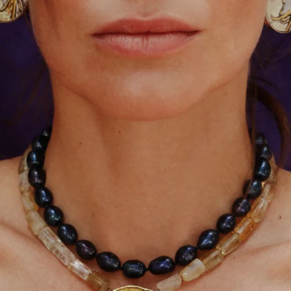 A Noite Desce Escura Necklace